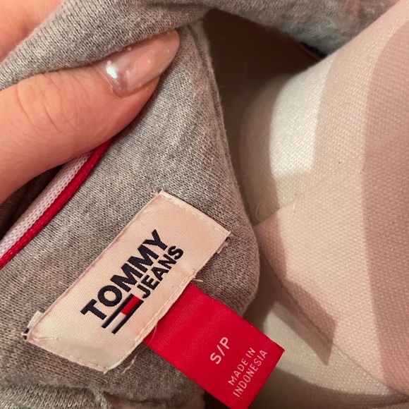 Tommy Hilfiger Gray Sweatshirt with Red Accents - Picture 5 of 5